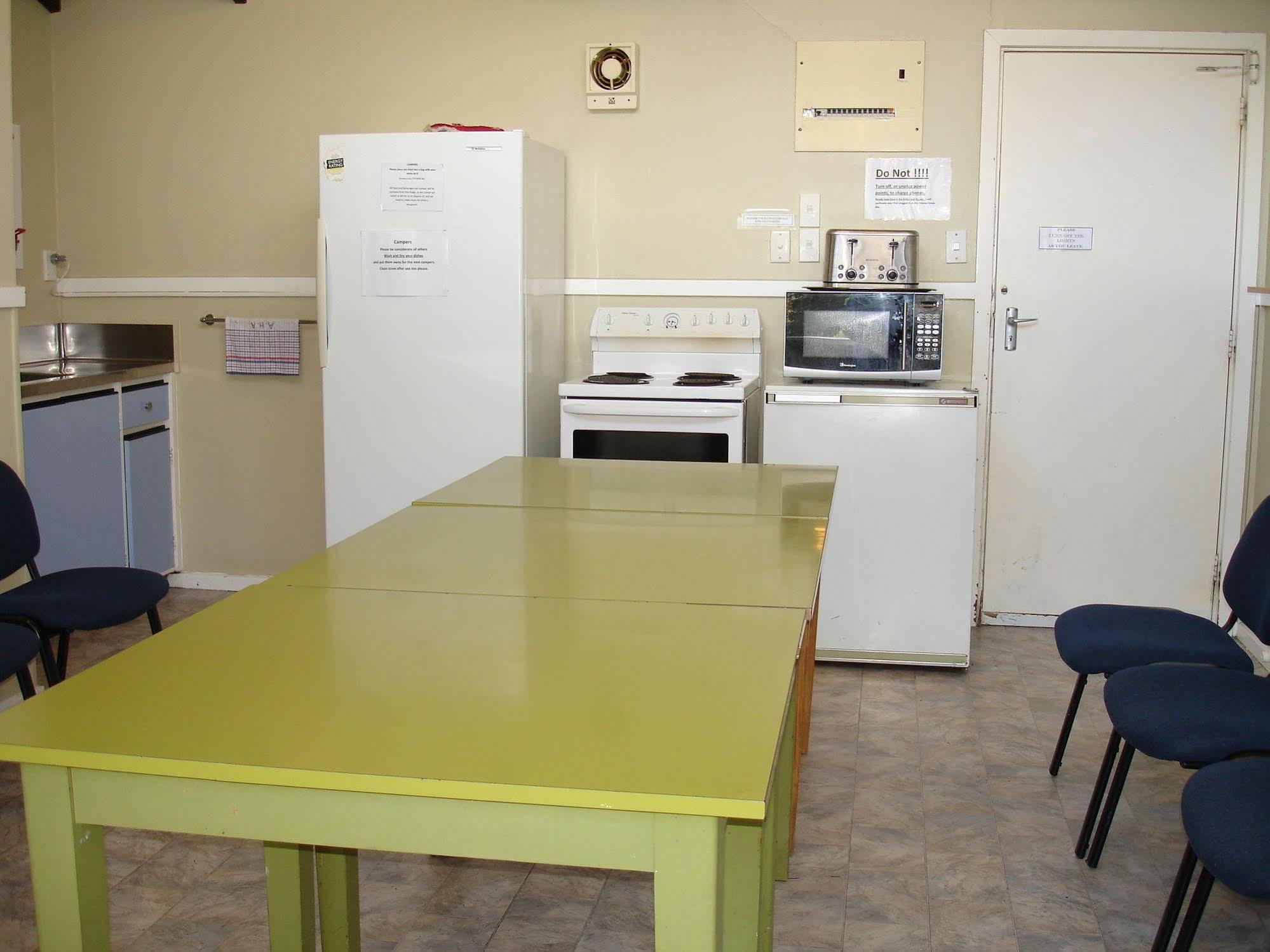 האנמר ספרינגס Alpine Holiday Apartments & Campground מראה חיצוני תמונה